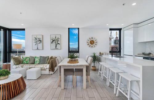 Broadbeach Apartment | OPUS Apartment - Beach at your doorstep Short walk to light rail