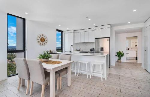 Broadbeach Apartment | OPUS Apartment - Beach at your doorstep Short walk to light rail