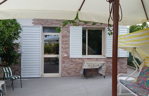 Sciacca House | Orange and lemon villa with garden and aromatic herbs.