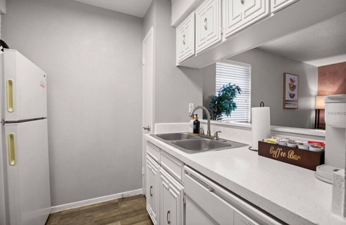 North Loop Apartment | Orange Austin Pad! Short Distance to DTX, 6th