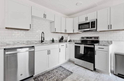 Columbia House | Orange Pit - 3BD 2BA Luxury Retreat - West Cola