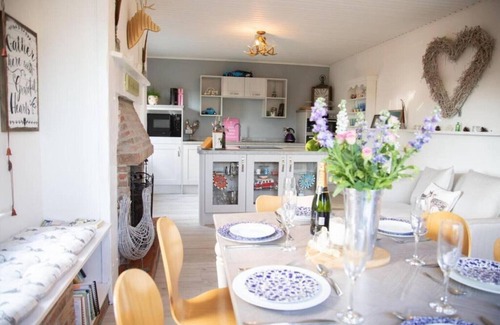 Richmond House | Orchard House, Richmond with hot tub, games room & parking
