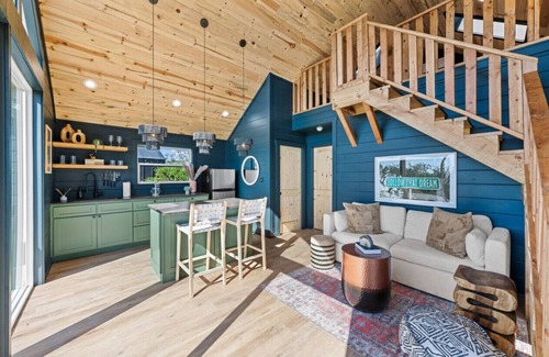 Fredericksburg Cabin | Ori Treehouse*Lux*Hot tub*Fredericksburg*Tesla*EV