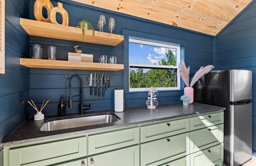 Fredericksburg Cabin | Ori Treehouse*Lux*Hot tub*Fredericksburg*Tesla*EV