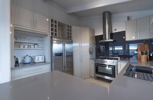 Ocean Grove House | ORTON BEACH VIEWS 200m to BEACH & RESTAURANTS