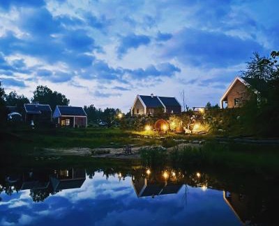 Podjazy House | Osada Skoczkowo komfortowe domki z prywatnymi wannami hot-tub nad jeziorem- sauna- balia- prywatny staw wędkarski