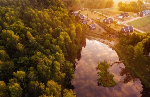 Podjazy House | Osada Skoczkowo komfortowe domki z prywatnymi wannami hot-tub nad jeziorem- sauna- balia- prywatny staw wędkarski