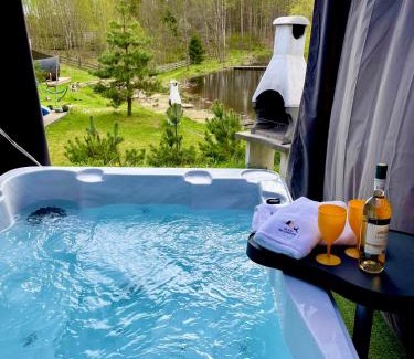 Podjazy House | Osada Skoczkowo komfortowe domki z prywatnymi wannami hot-tub nad jeziorem- sauna- balia- prywatny staw wędkarski