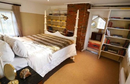 Maldon Apartment | Osea Island: Antique Cottage