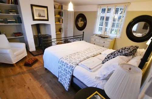 Maldon Apartment | Osea Island: Antique Cottage