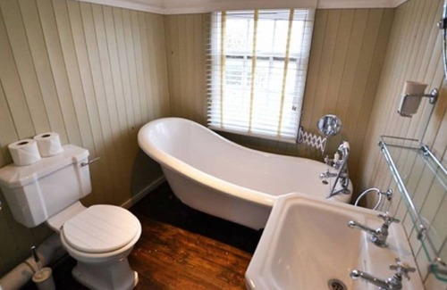 Maldon Apartment | Osea Island: Antique Cottage
