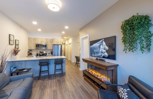 Golden Condo | OSO Summit - Downtown Riverfront Condo with Mountain Views