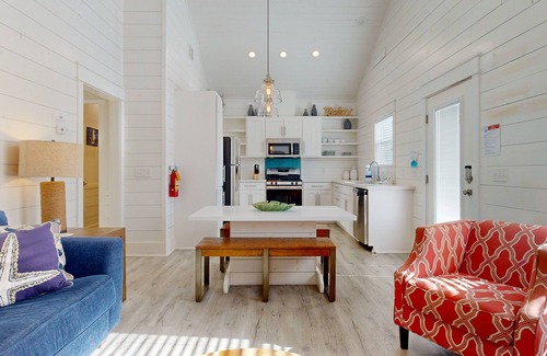 Port Aransas Cottage | OTC #4 Sleeps 8, Pet Friendly, Golf Cart, Shared Pool