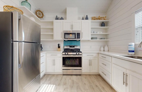 Port Aransas Cottage | OTC #4 Sleeps 8, Pet Friendly, Golf Cart, Shared Pool