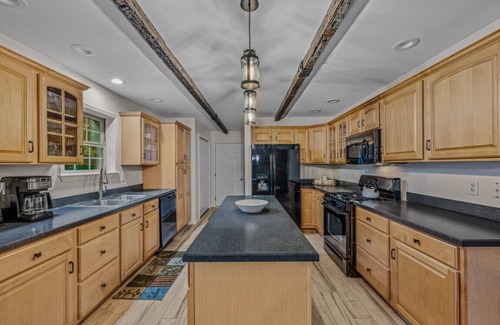 Berkeley Springs House | Otter Manor - Wifi|Fire Pit| Gameroom|Grill|Private Trail