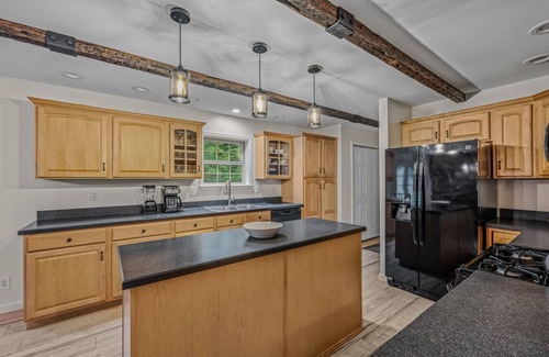Berkeley Springs House | Otter Manor - Wifi|Fire Pit| Gameroom|Grill|Private Trail