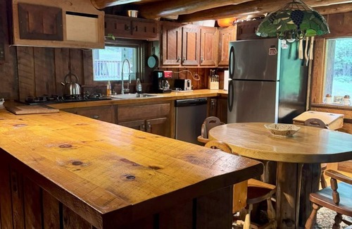 Clarion Cabin | Our spacious and comfortable rooms provide the perfect retreat for your next getaway. Conveniently located near top attractions and beautiful outdoor spaces, this is the perfect destination for those looking to unwind and recharge.