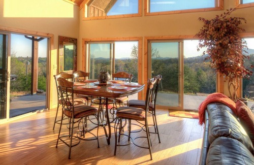 Clarkesville Cabin | Outback Lodge - Luxuriously Rustic and Secluded Cabin Rental with Gorgeous Fire