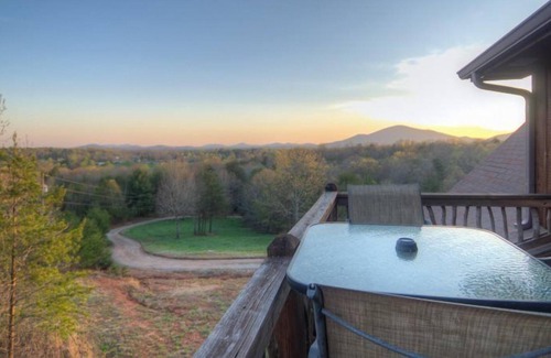 Clarkesville Cabin | Outback Lodge - Luxuriously Rustic and Secluded Cabin Rental with Gorgeous Fire