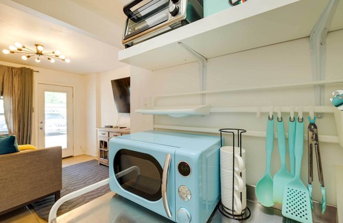 Riverside Terrace Apartment | Outdoor Oasis + Pool: Cozy Houston Studio!