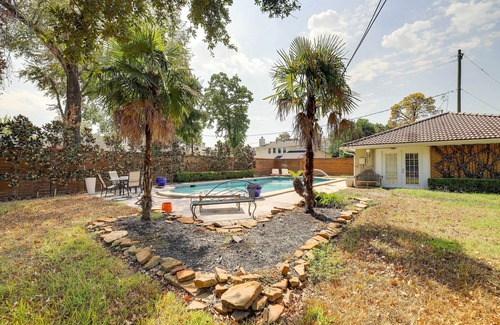 Riverside Terrace Apartment | Outdoor Oasis + Pool: Cozy Houston Studio!