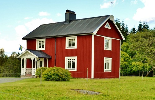 Savsjo House | Outdoor place with furniture and barbeque, boat in lake