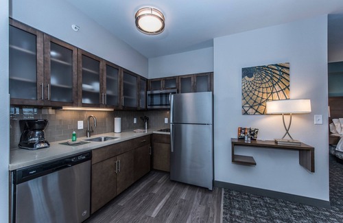 Charleston Apartment | Outdoor Pool + Free Wi-Fi | Great Location!