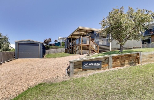 Lake Tyers Beach Hotel | Outlook Views