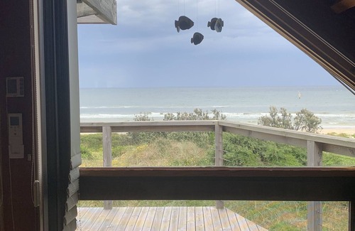 Carrum House | Outstanding beachfront retreat sleeps 8