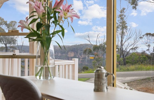 Katoomba House | outstanding escarpment and valley views, close to lookouts and bushwalks