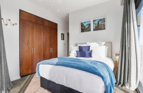 Newton Apartment | Outstanding, Glamorous Living on the city fringe