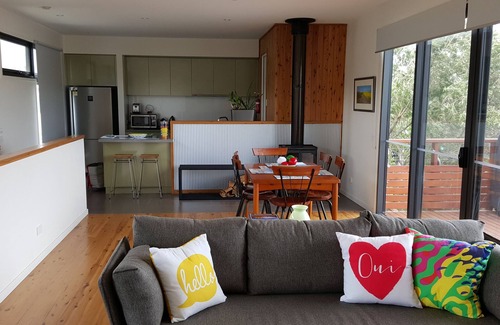 Apollo Bay House | Outstanding pet friendly modern property with all amenities and terrific views.