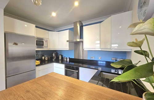 Surrey Docks Apartment | Outstanding Riverside 1-bed flat by the Thames in private residential
