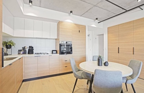 Footscray Apartment | Ovation - Central Footscray Apt. w/ parking & pool