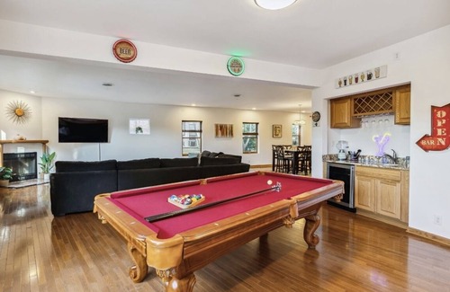 Detroit - Shoreway House | Over 4500 sqft of Luxury living [Billiards table, Arcade room, 5 BR & 4 BA]