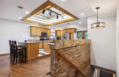 Detroit - Shoreway House | Over 4500 sqft of Luxury living [Billiards table, Arcade room, 5 BR & 4 BA]