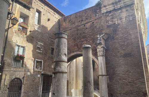 Rione XI Sant'Angelo Apartment | Over the Roman ruins
