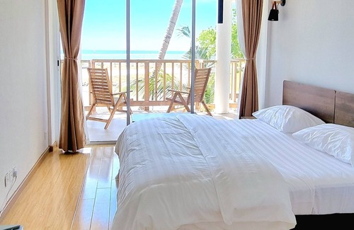 Thulusdhoo Island Hotel | Overlooking ocean that meets cloudless sky, Coral Inn is a sanctuary of serenity