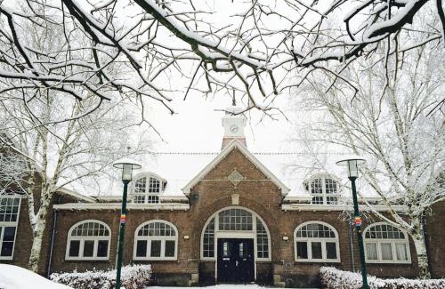Municipality of Enschede House | Overnachten in de oude West-Indiëschool