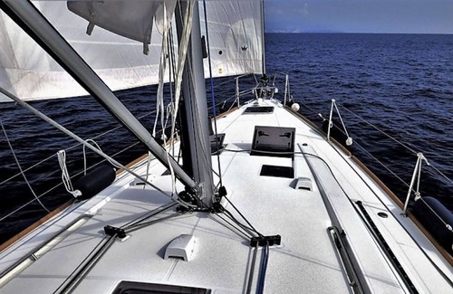 Cannes Old Town Boat Rental | Overnight on a magnificent sailboat and out to sea the next day.