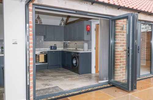 Muston Cottage | OWL VIEW, pet friendly, with hot tub in Cayton