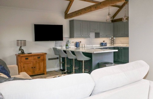 Muston Cottage | OWL VIEW, pet friendly, with hot tub in Cayton