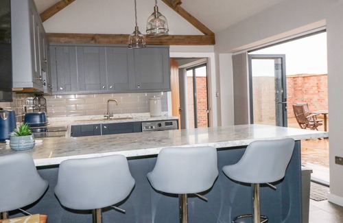 Muston Cottage | OWL VIEW, pet friendly, with hot tub in Cayton