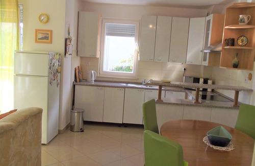 Kastel Stari Apartment | Own Private Garden+100 Mtrs To Beach, Bars & Shops
