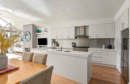 Port Melbourne House | Oxley (Walk to Beach)