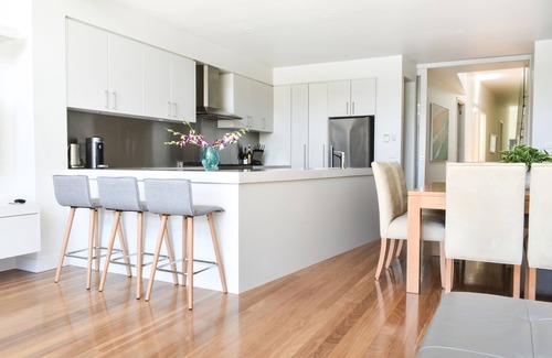 Port Melbourne House | Oxley (Walk to Beach)