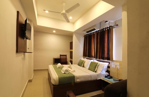 Kaloor Hotel | OYO 18604 Puthens Capitol Inn