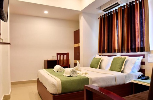 Kaloor Hotel | OYO 18604 Puthens Capitol Inn