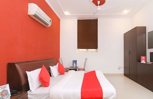 Sector 40 Hotel | OYO 18851 Smart Signature