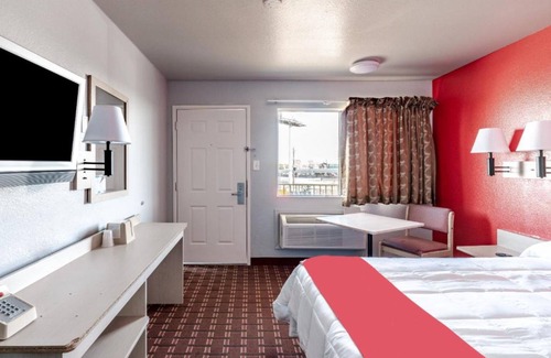 Clodine Hotel | OYO Hotel Houston Southwest I-69